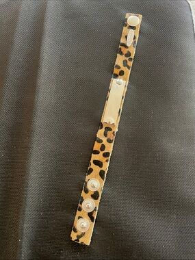 Plunder Leopard Print
Leather Snap Bracelet. Silver-tone rectangular plate. NEW
